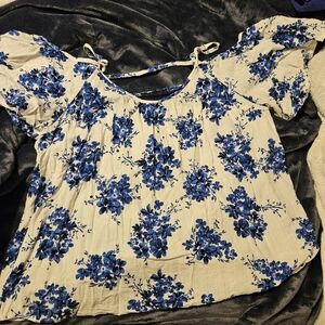 EUC Torrid cold shoulder top